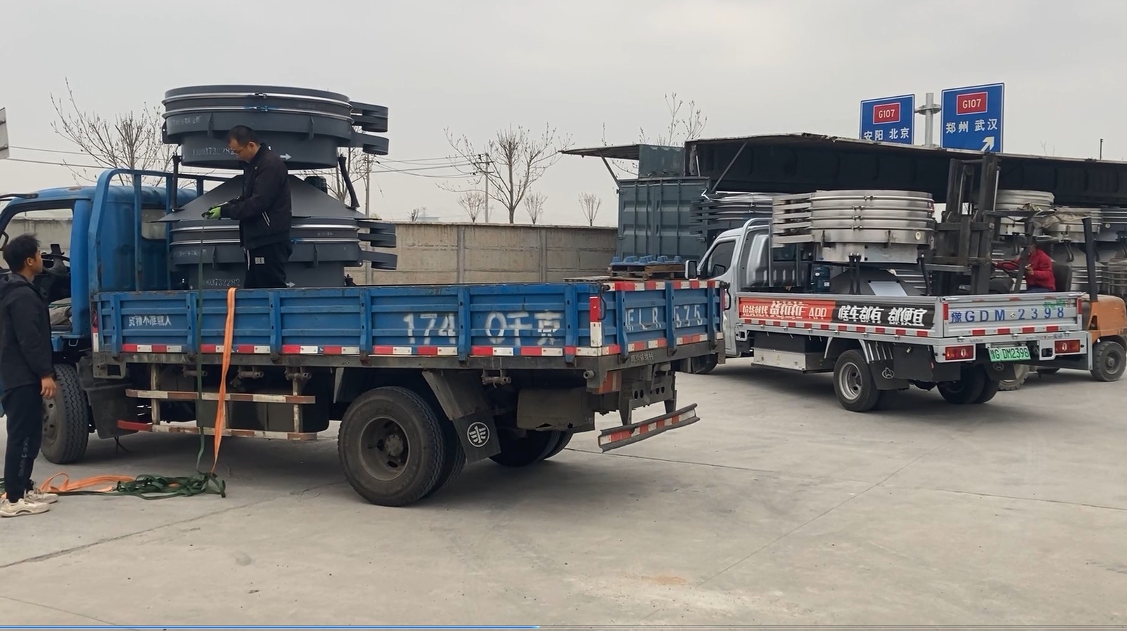 Delivery of swinging screens